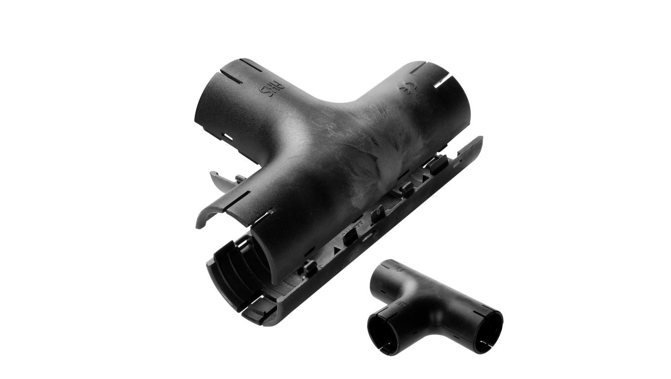 Łącznik składany kątowy LSK 20 czarny do rur sztywnych (RL i RLM) oraz karbowanych (RKGL i RKGS) AKS