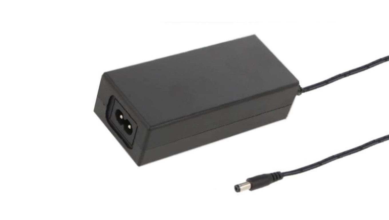 EA 10502D3 Zasilacz Desktop 42W 12V 3.5A, AC: IEC C8, DC: 2.1/5.5 (+) MW POWER